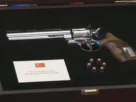 El arma estaba presentada en una caja de madera con la bandera de Turquía, el logotipo de la OTAN y una placa con la inscripción, en turco e inglés: “Gumusay, el primer revólver fabricado en nuestro país”.
