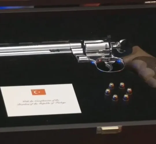 El arma estaba presentada en una caja de madera con la bandera de Turquía, el logotipo de la OTAN y una placa con la inscripción, en turco e inglés: “Gumusay, el primer revólver fabricado en nuestro país”.