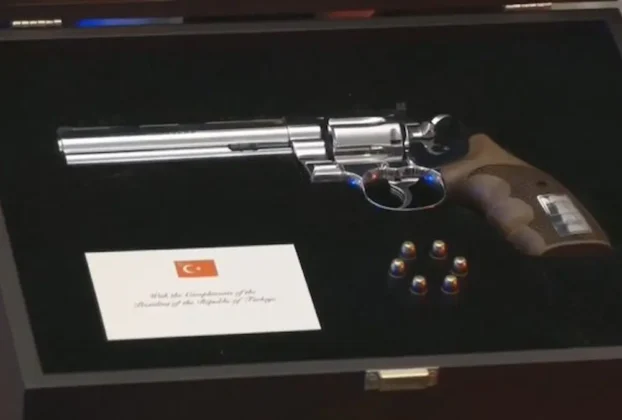 El arma estaba presentada en una caja de madera con la bandera de Turquía, el logotipo de la OTAN y una placa con la inscripción, en turco e inglés: “Gumusay, el primer revólver fabricado en nuestro país”.