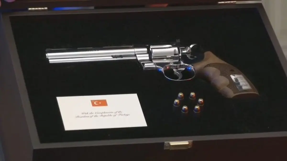 El arma estaba presentada en una caja de madera con la bandera de Turquía, el logotipo de la OTAN y una placa con la inscripción, en turco e inglés: “Gumusay, el primer revólver fabricado en nuestro país”.
