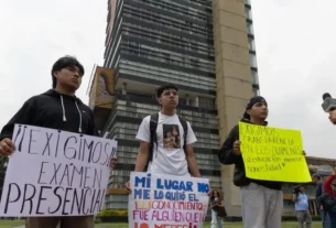 Estudiantes de manifiestan en ls instalaciones de la UNAM