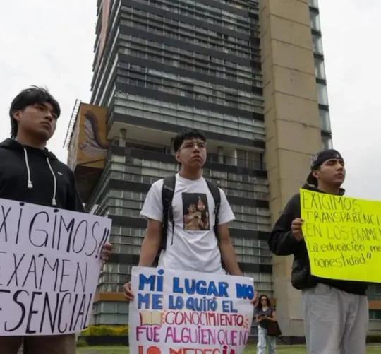 Estudiantes de manifiestan en ls instalaciones de la UNAM
