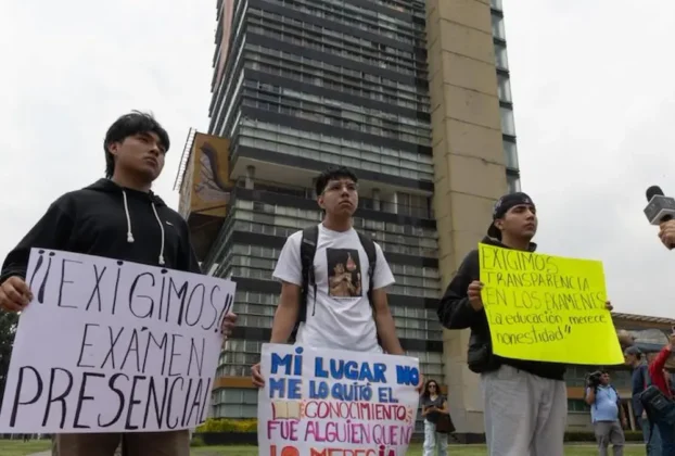 Estudiantes de manifiestan en ls instalaciones de la UNAM