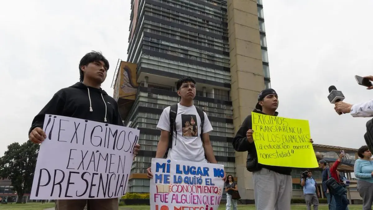 Estudiantes de manifiestan en ls instalaciones de la UNAM