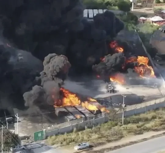 Incendio en una empresa de almacenamiento y transporte de hidrocarburo en Pesquería, Nuevo León.