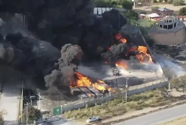 Incendio en una empresa de almacenamiento y transporte de hidrocarburo en Pesquería, Nuevo León.