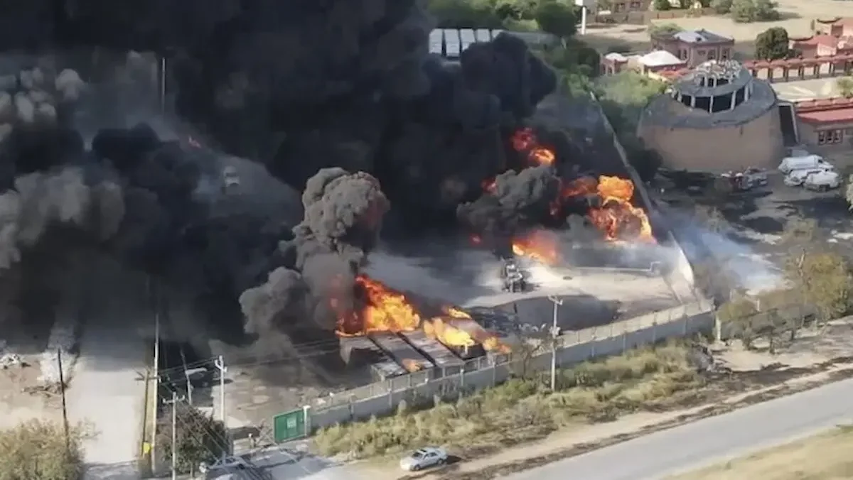 Incendio en una empresa de almacenamiento y transporte de hidrocarburo en Pesquería, Nuevo León.
