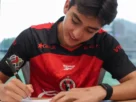 Gilberto Mora al momento de firmar su contrato con Xolos de Tijuana