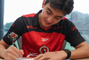 Gilberto Mora al momento de firmar su contrato con Xolos de Tijuana