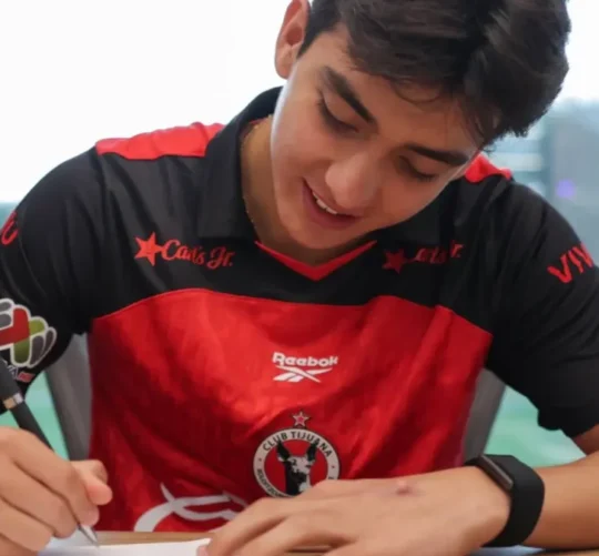 Gilberto Mora al momento de firmar su contrato con Xolos de Tijuana