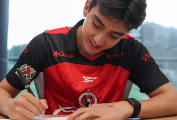 Gilberto Mora al momento de firmar su contrato con Xolos de Tijuana