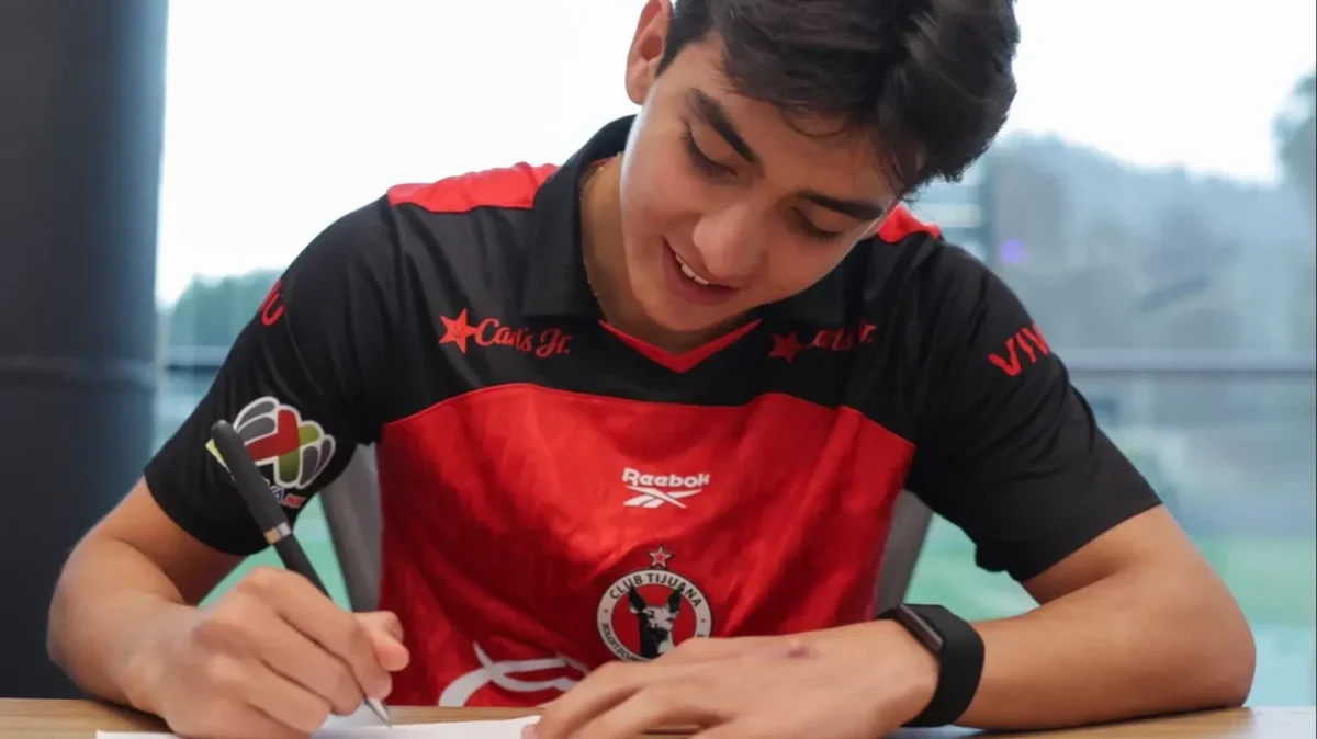 Gilberto Mora al momento de firmar su contrato con Xolos de Tijuana