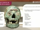 cráneo cubierto de piezas color turquesa de la cultura mixteca, que era exhibido en el Museo de Etnología de Leiden, en los Países Bajos.