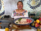 Cocinera de Calpan presenta chile en nogada.
