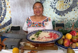 Cocinera de Calpan presenta chile en nogada.