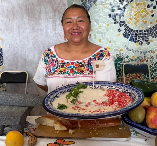 Cocinera de Calpan presenta chile en nogada.