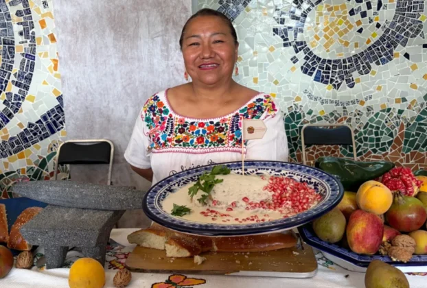 Cocinera de Calpan presenta chile en nogada.