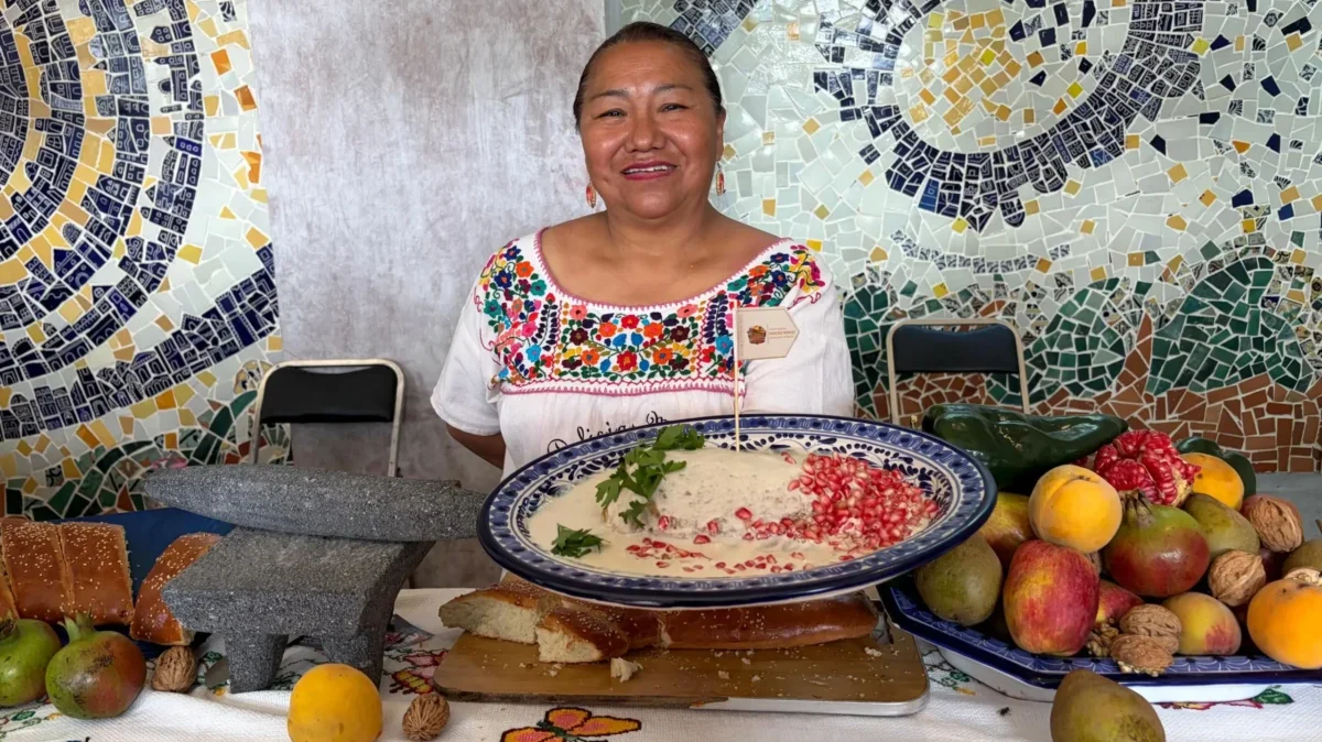 Cocinera de Calpan presenta chile en nogada.