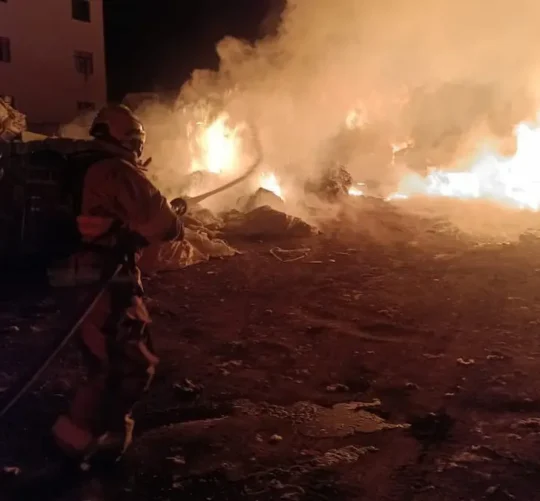 Un incendio registrado durante la madrugada de este primero de julio provocó daños materiales en una bodega de material reciclable ubicada en la colonia Santiago de los Leones