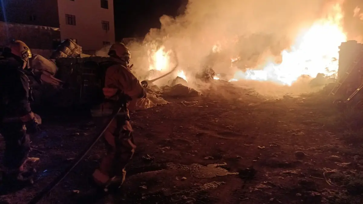 Un incendio registrado durante la madrugada de este primero de julio provocó daños materiales en una bodega de material reciclable ubicada en la colonia Santiago de los Leones