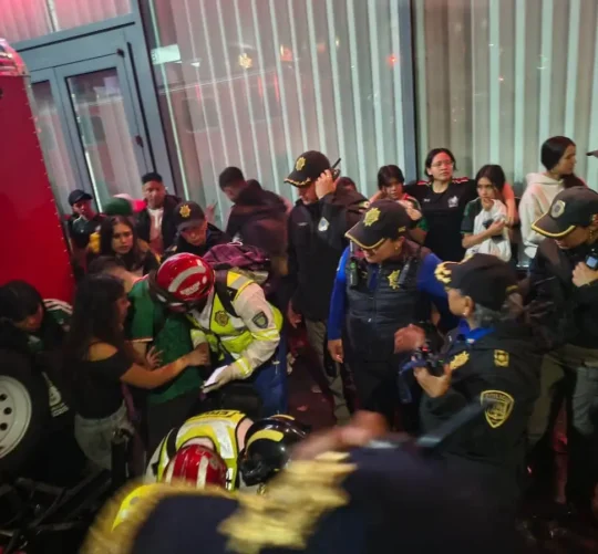 La Secretaría de Salud capitalina confirmó el deceso de un hombre de 44 años y una mujer de 19 por asfixia, durante los festejos por el triunfo de la selección mexicana ante Ecuador.