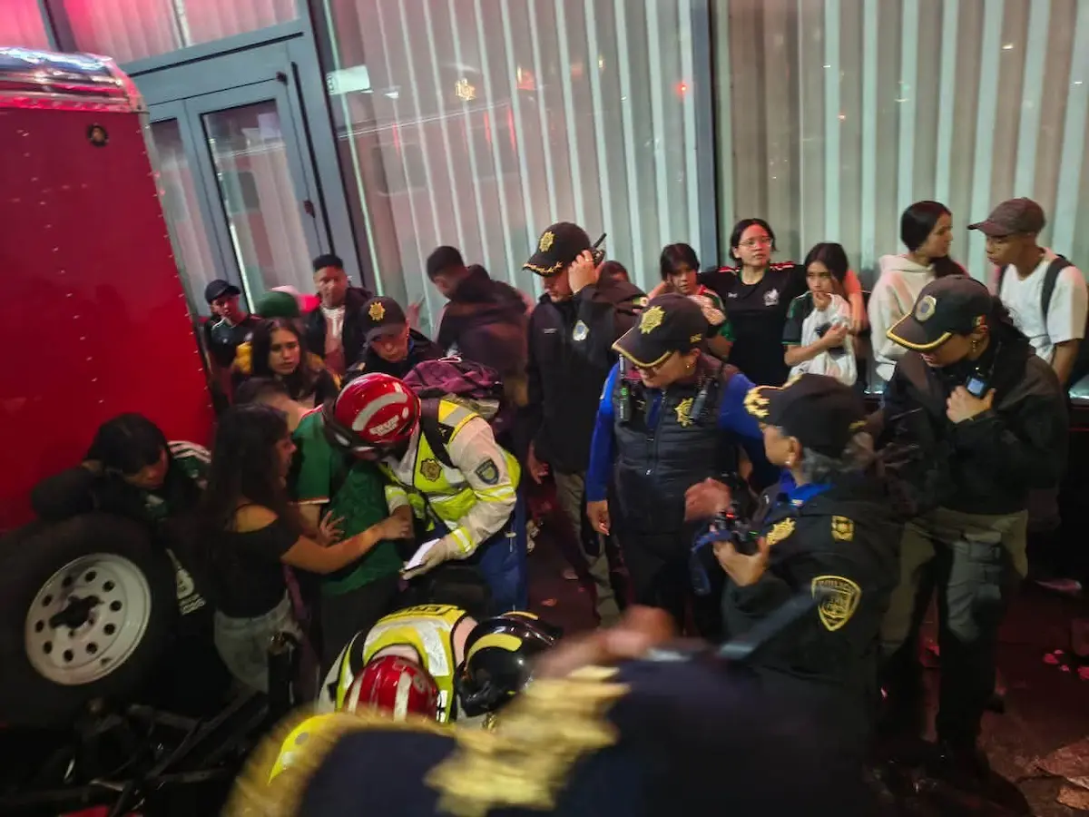 La Secretaría de Salud capitalina confirmó el deceso de un hombre de 44 años y una mujer de 19 por asfixia, durante los festejos por el triunfo de la selección mexicana ante Ecuador.