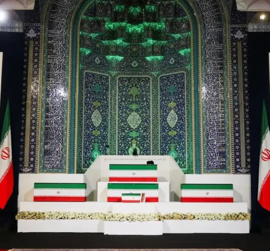 Los funerales del líder supremo de Irán, el ayatollah Ali Jamenei, asesinado hace cuatro meses en el primer ataque de Israel y Estados Unidos contra la república islámica, comenzaron a las 6 de la mañana de este sábado