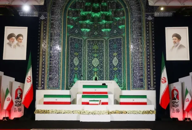 Los funerales del líder supremo de Irán, el ayatollah Ali Jamenei, asesinado hace cuatro meses en el primer ataque de Israel y Estados Unidos contra la república islámica, comenzaron a las 6 de la mañana de este sábado