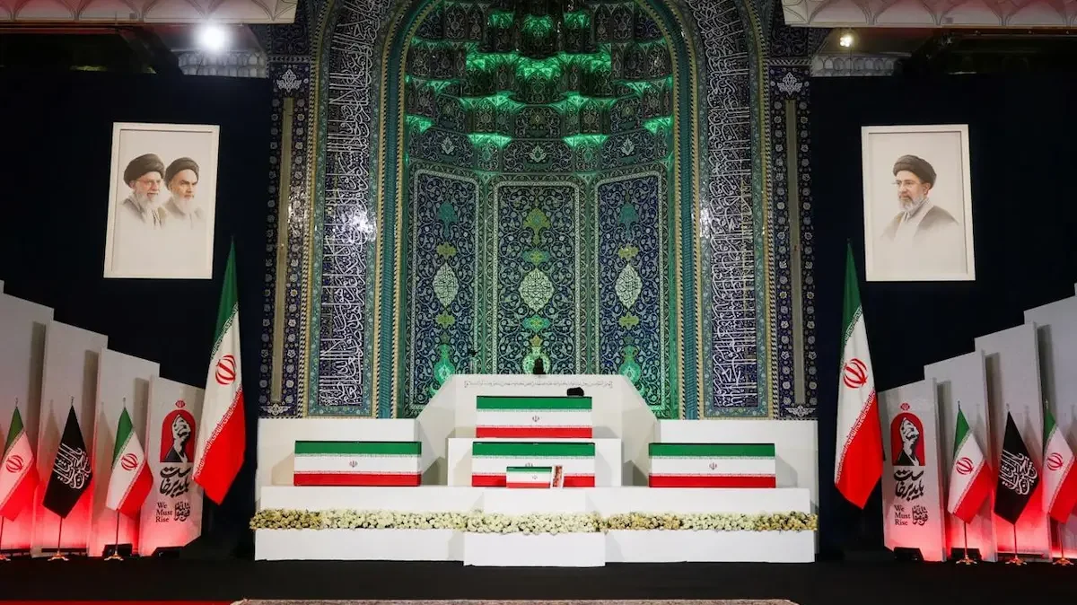 Los funerales del líder supremo de Irán, el ayatollah Ali Jamenei, asesinado hace cuatro meses en el primer ataque de Israel y Estados Unidos contra la república islámica, comenzaron a las 6 de la mañana de este sábado