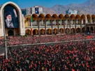 Los participantes exhibieron retratos del líder fallecido, banderas iraníes y mensajes dirigidos contra Estados Unidos e Israel a lo largo del recorrido por la capital.