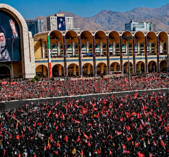 Los participantes exhibieron retratos del líder fallecido, banderas iraníes y mensajes dirigidos contra Estados Unidos e Israel a lo largo del recorrido por la capital.