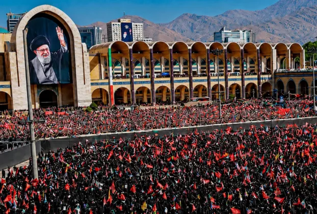 Los participantes exhibieron retratos del líder fallecido, banderas iraníes y mensajes dirigidos contra Estados Unidos e Israel a lo largo del recorrido por la capital.