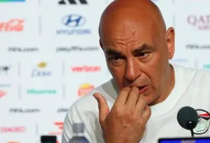 El seleccionador también cuestionó el horario del partido, disputado al mediodía, y afirmó que quien tomó esa decisión "debe ser alguien que nunca ha jugado al futbol".