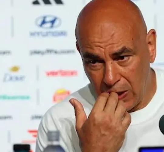 El seleccionador también cuestionó el horario del partido, disputado al mediodía, y afirmó que quien tomó esa decisión "debe ser alguien que nunca ha jugado al futbol".