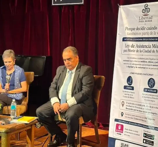 Asunción Álvarez del Río, presidenta de Libertad para Morir y el abogado Pedro Morales Ache
