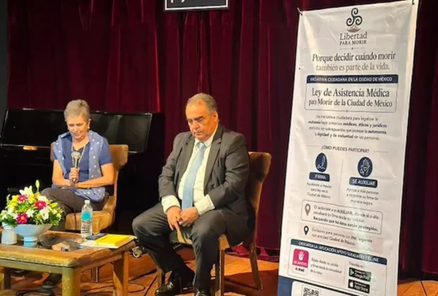 Asunción Álvarez del Río, presidenta de Libertad para Morir y el abogado Pedro Morales Ache