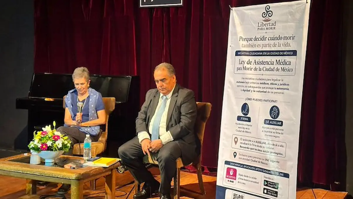 Asunción Álvarez del Río, presidenta de Libertad para Morir y el abogado Pedro Morales Ache