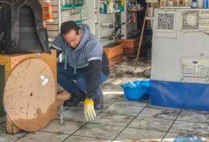 Tras limpiar sus negocios y mientras evaluaban las afectaciones ocasionadas por la tormenta, los comerciantes pidieron acciones para evitar nuevas inundaciones.