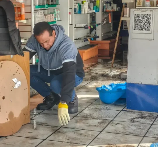 Tras limpiar sus negocios y mientras evaluaban las afectaciones ocasionadas por la tormenta, los comerciantes pidieron acciones para evitar nuevas inundaciones.