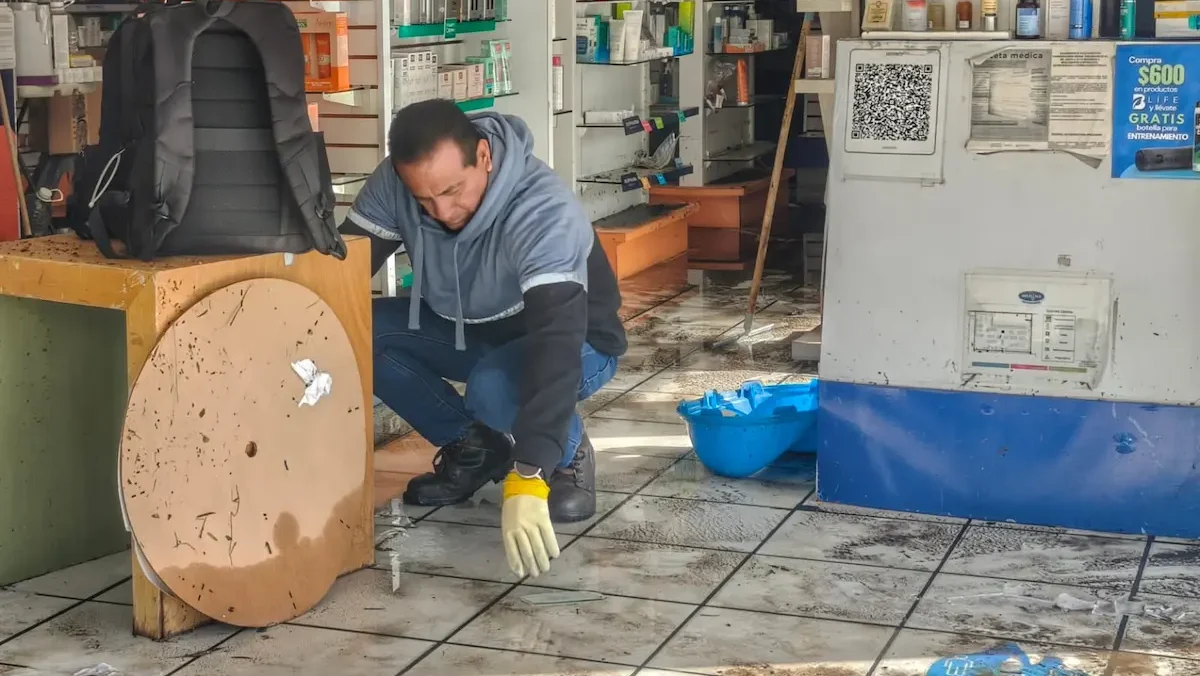 Tras limpiar sus negocios y mientras evaluaban las afectaciones ocasionadas por la tormenta, los comerciantes pidieron acciones para evitar nuevas inundaciones.