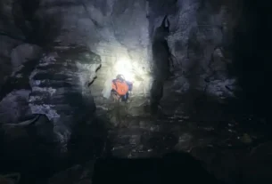 Protección Civil refuerza las labores de rescate para dar con el resto de las víctimas, quienes quedaron atrapadas luego de que el agua subiera de altura en la zona subterránea