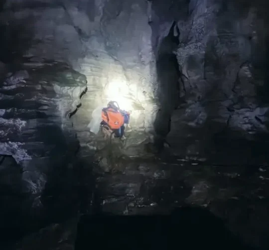 Protección Civil refuerza las labores de rescate para dar con el resto de las víctimas, quienes quedaron atrapadas luego de que el agua subiera de altura en la zona subterránea