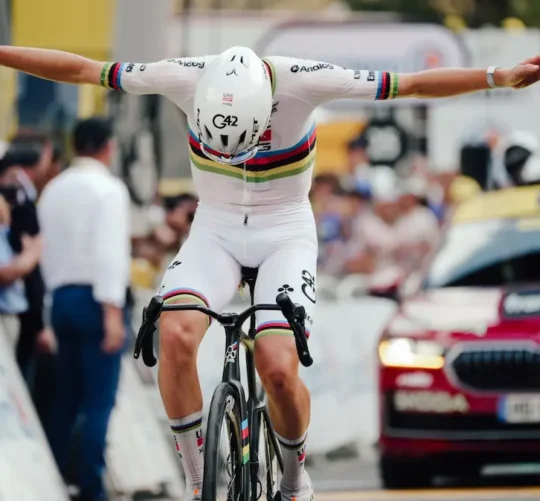 Pogačar llega a la meta de la mítica subida al Tourmalet