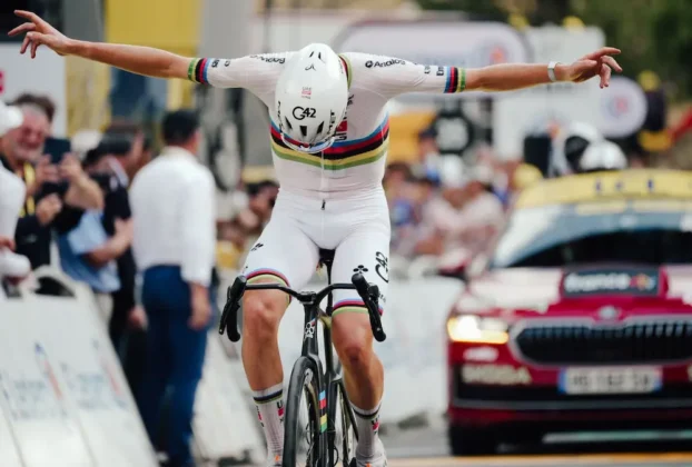 Pogačar llega a la meta de la mítica subida al Tourmalet