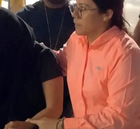 De acuerdo con reportes de medios nacionales y locales, la detenida es una joven de 18 años que acudió voluntariamente a declarar ante la Fiscalía Especializada en la Investigación de Delitos contra Niñas, Niños y Adolescentes y de Delitos contra las Mujeres por Razones de Género.
