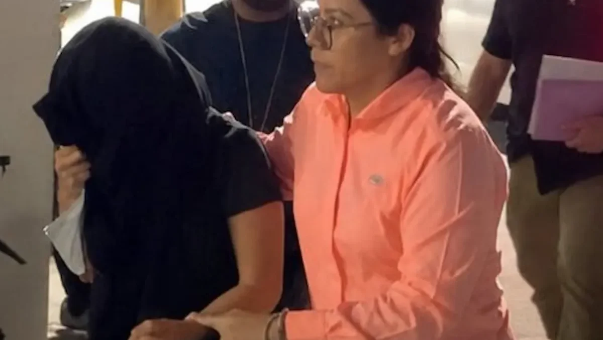 De acuerdo con reportes de medios nacionales y locales, la detenida es una joven de 18 años que acudió voluntariamente a declarar ante la Fiscalía Especializada en la Investigación de Delitos contra Niñas, Niños y Adolescentes y de Delitos contra las Mujeres por Razones de Género.
