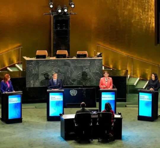 Los seis candidatos que compiten para dirigir las Naciones Unidas durante un debate