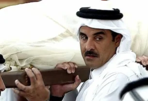 El Shaikh Tamim bin Hamad Al Thani durante el funeral del Amir Shaikh Hamad bin Khalifa Al Thani