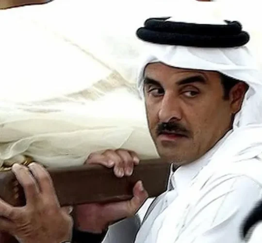 El Shaikh Tamim bin Hamad Al Thani durante el funeral del Amir Shaikh Hamad bin Khalifa Al Thani