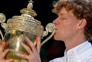 Jannik Sinner con la copa de Wimbledon